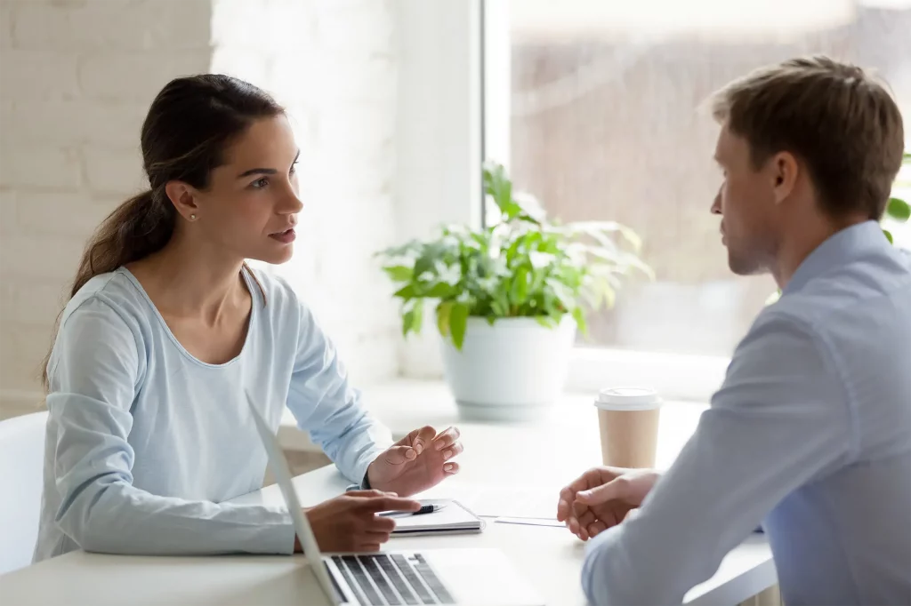 Ein persönliches Gespräch zwischen Coach und Teilnehmer eines Gesundheitsmoduls.