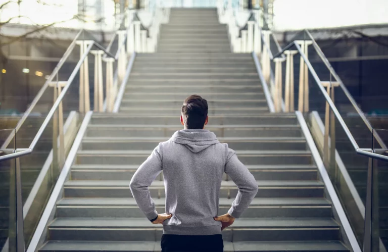 Mann bereitet sich auf ein Treppentraining in der Stadt vor.