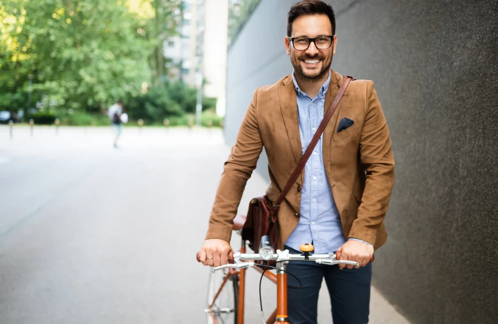 Mann mit Fahrrad auf dem Weg zur Arbeit.