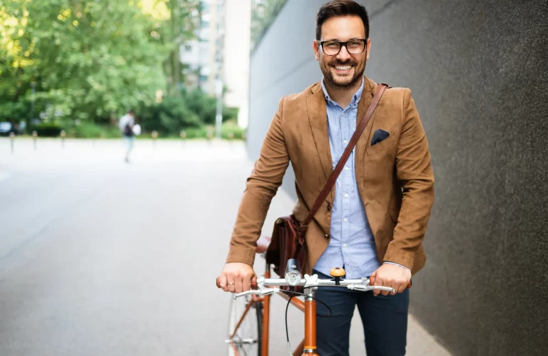 Mann mit Fahrrad auf dem Weg zur Arbeit.