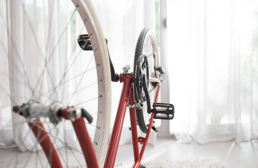 Ein für Wartungsarbeiten auf den Sattel und Lenker umgedrehtes Fahrrad.