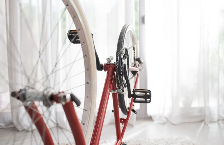 Ein für Wartungsarbeiten auf den Sattel und Lenker umgedrehtes Fahrrad.