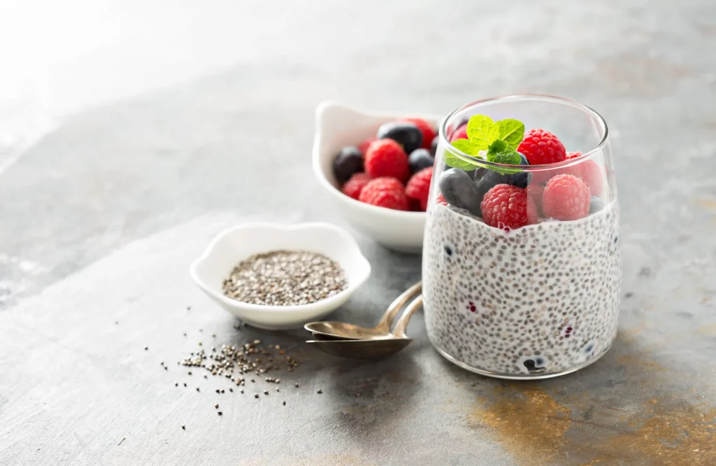 Vanille-Chia-Pudding in einem Glas, garniert mit frischen Beeren.