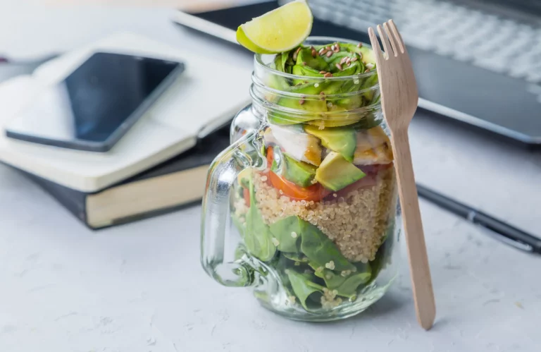 Eine gesund geschichtete Mahlzeit (Meal Prep) in einem Einmachglas.