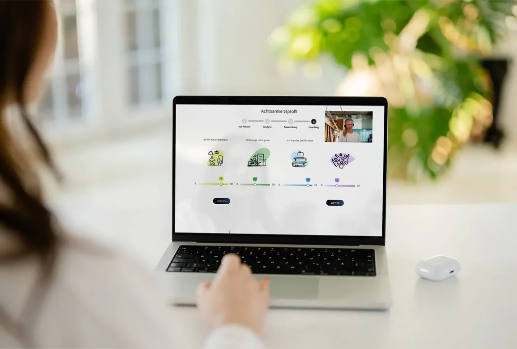 Laptop-Bildschirm mit einer Online-Videoberatung zum Achtsamkeitsprofil durch eine GiB-Trainerin.