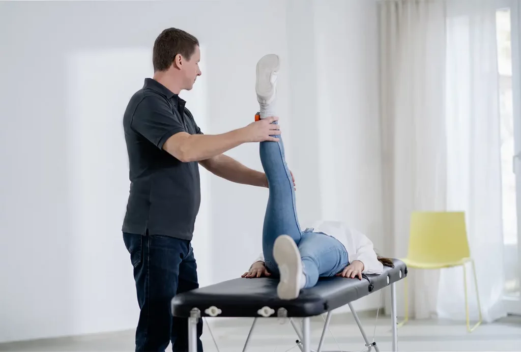 Funktionale Beweglichkeitsanalyse der Beinrückseite mit dem mobee fit-Sensor durch einen GiB-Trainer.
