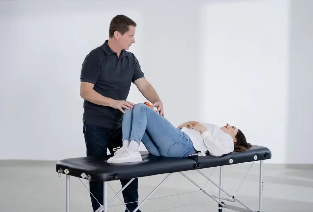 Funktionale Rumpfbeweglichkeitsmessung mit dem mobee fit-Sensor durch einen GiB-Trainer bei einer Teilnehmerin.