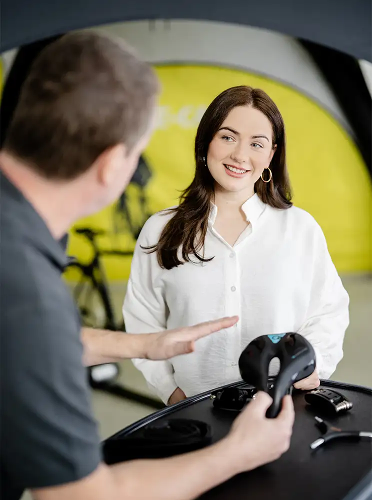 Individuelle Beratung zu ergonomischem Fahrradzubehör durch einen GiB-Trainer für eine Teilnehmerin.