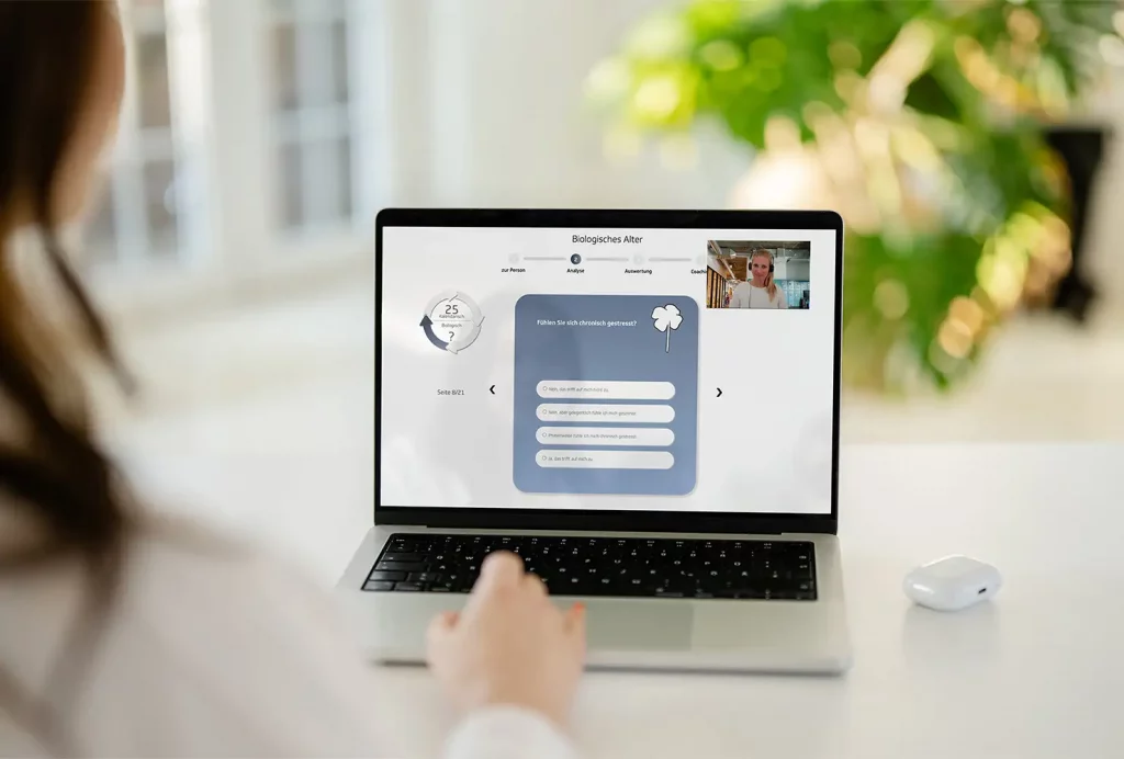 Laptop-Bildschirm mit einer Online-Videoberatung zum Biologischen Alter durch eine GiB-Trainerin.