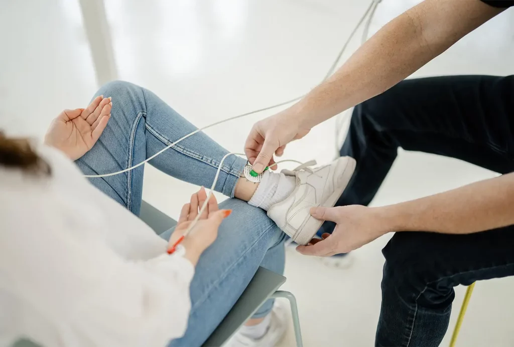 Nahaufnahme der Elektroden-Platzierung am Fußgelenk für eine präzise EKG-basierte Herzfrequenzmessung.