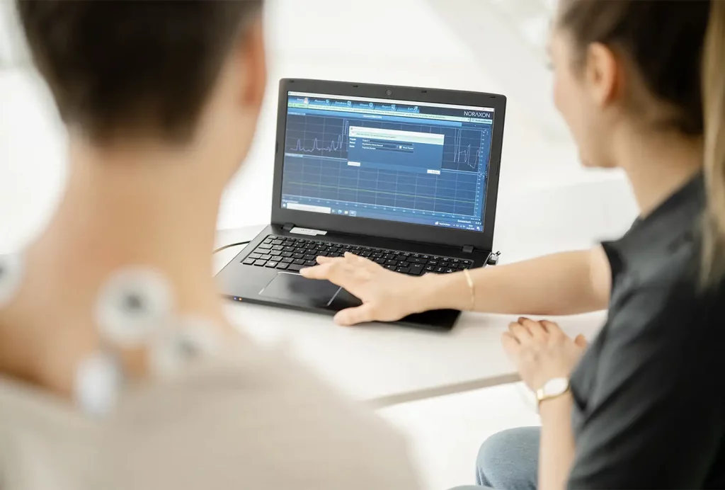 Nahaufnahme der digitalen Auswertung einer EMG-Muskeltonusmessung zur objektiven Analyse von Muskelspannung und Dysbalancen.