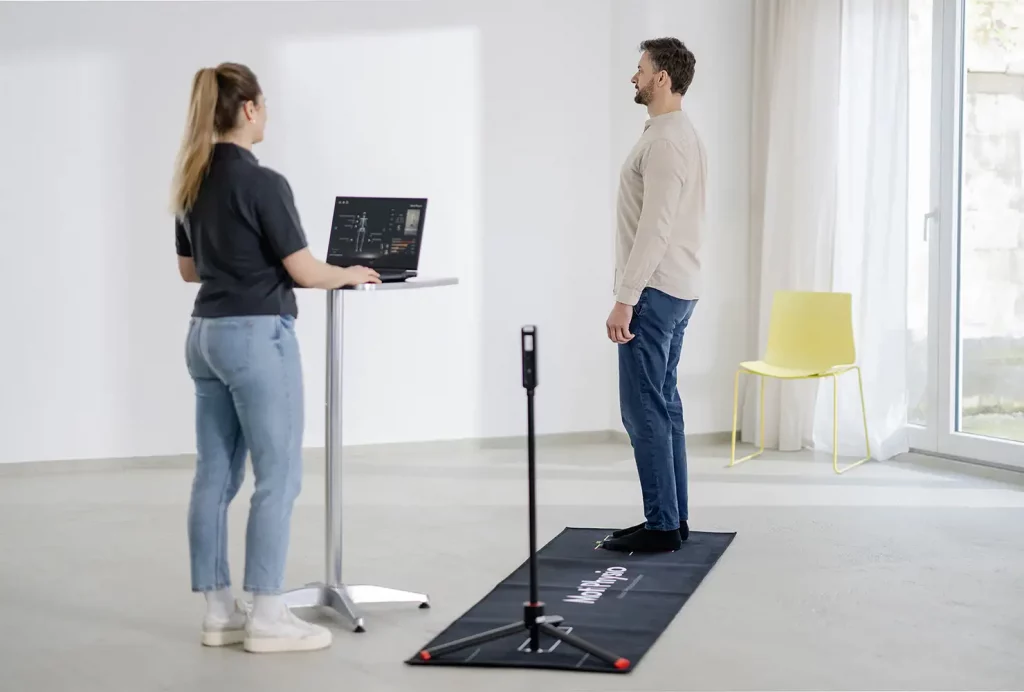KI-gestützte Haltungsanalyse: GiB-Trainerin führt einen digitalen Posture Scan mittels Tiefensensor-Kamera bei einem Teilnehmer durch.