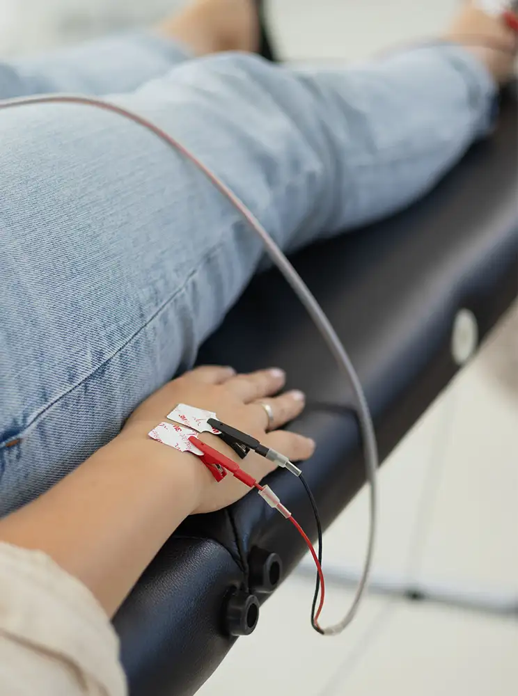 Nahaufnahme der Elektroden-Platzierung auf dem Handrücken für eine präzise Bioelektrische Impedanzanalyse (BIA).