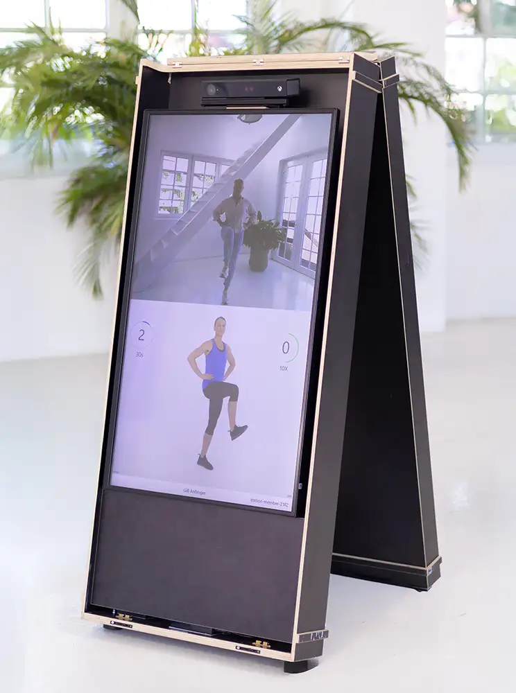 Nahaufnahme des PIXFORMANCE-Trainers: Ein digitaler Fitness-Spiegel mit Videoanalyse zur Echtzeit-Korrektur der Bewegungsausführung.