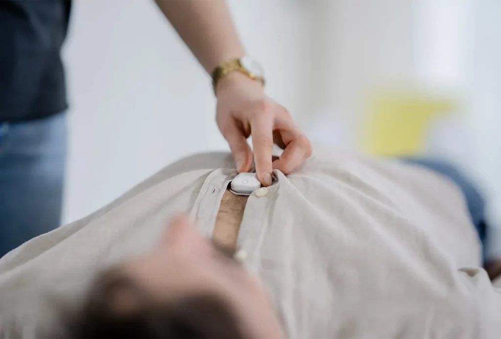Nahaufnahme des Sensors auf der Haut am Brustbein des Teilnehmers.