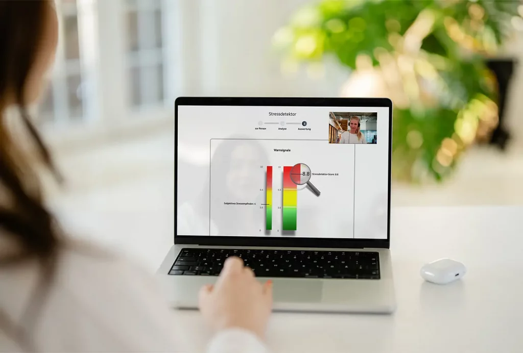 Laptop-Bildschirm mit einer Online-Videoberatung zum Stressdetektor durch eine GiB-Trainerin.