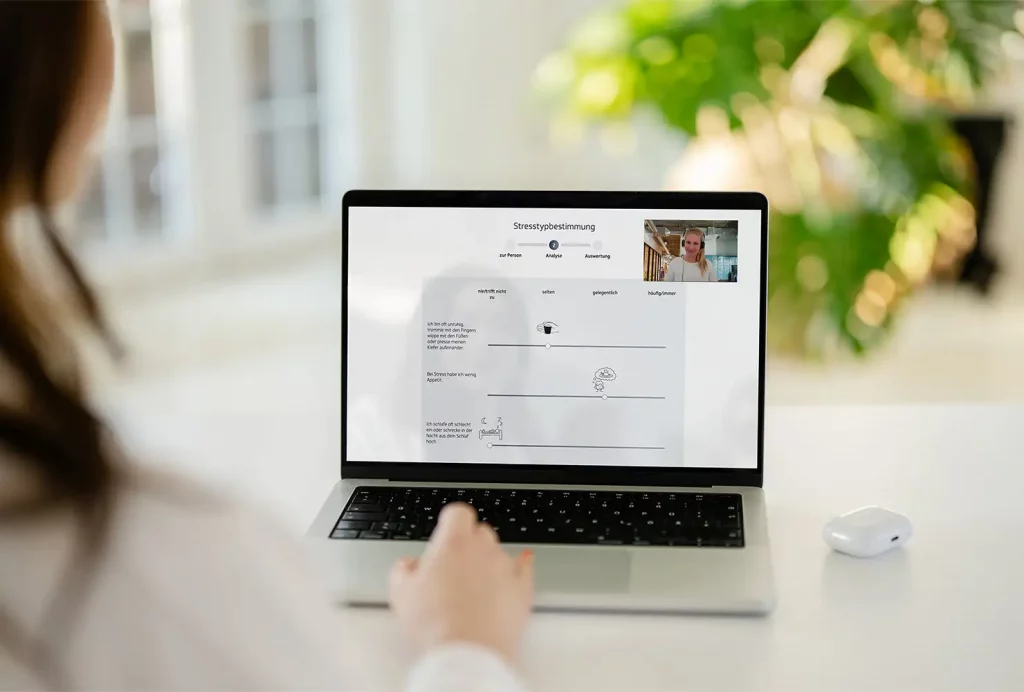 Laptop-Bildschirm mit einer Online-Videoberatung zur Stresstypbestimmung durch eine GiB-Trainerin.