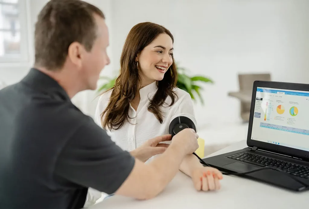Durchführung einer Infrarot-Körperfettanalyse am Oberarm durch einen GiB-Trainer.