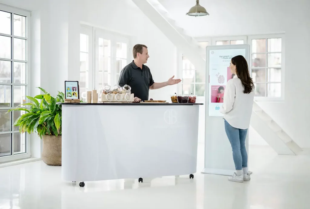 GiB-Trainer berät eine Teilnehmerin am interaktiven „Eat smart Think smart“-Stand zur Optimierung der Ernährung (Brainfood).