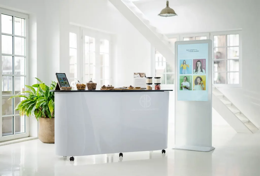 Interaktive Station zum Thema Energy Balls mit dem Tool „Eat smart Think smart“ auf Tablet und Touch-Stele sowie gesunden Snacks.