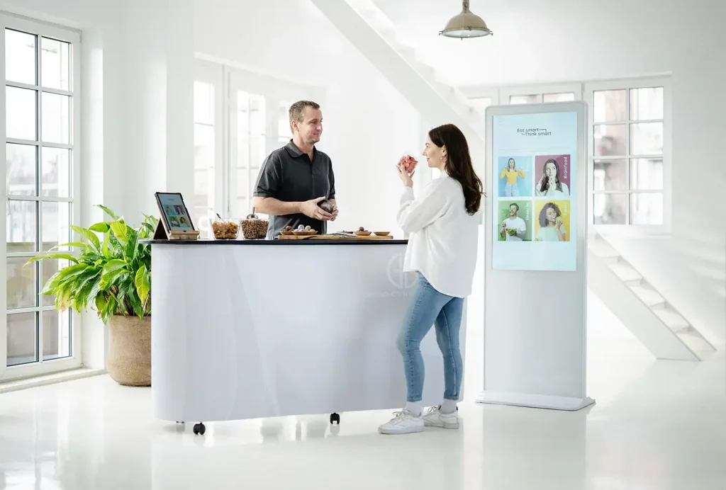 GiB-Trainer berät eine Teilnehmerin am „Eat smart Think smart“-Stand zur Zubereitung und Wirkung von gesunden Energy Balls.