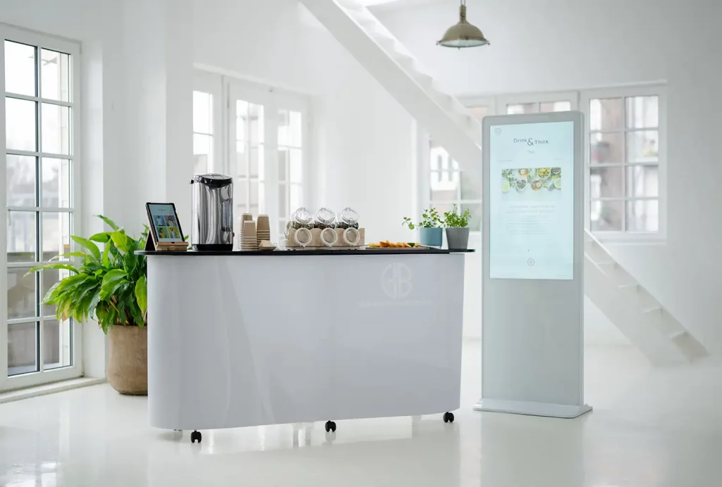 Interaktive Trinkstation „Drink & Think“ mit Infused Tea, verschiedenen Teesorten und digitaler Beratung per Tablet und Touch-Stele.