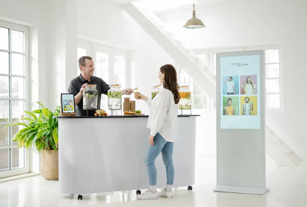 Interaktive Station „Drink & Think“ mit verschiedenen Getränkespendern für Infused Water sowie digitaler Beratung per Tablet und Touch-Stele.