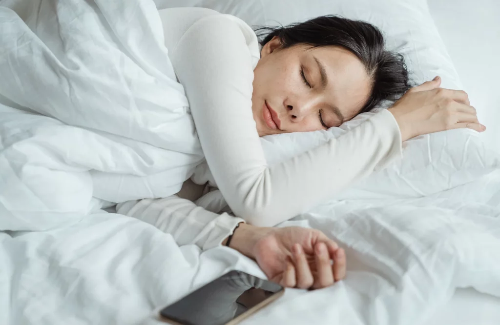 Eine Frau schläft in einem Bett.
