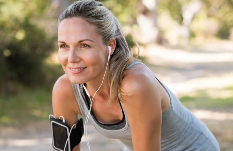 Frau beim Joggen im Freien in einem sonnigen Park.