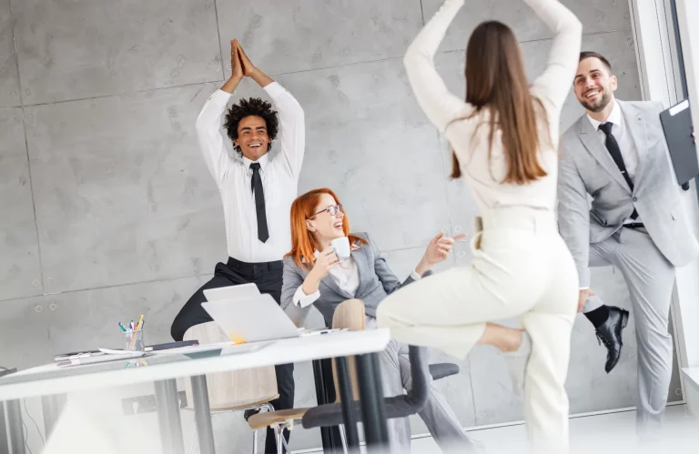 Büroangestellte nutzen ihre Kaffeepause für Yoga-Übungen, um nach einem stressigen Tag zu entspannen.