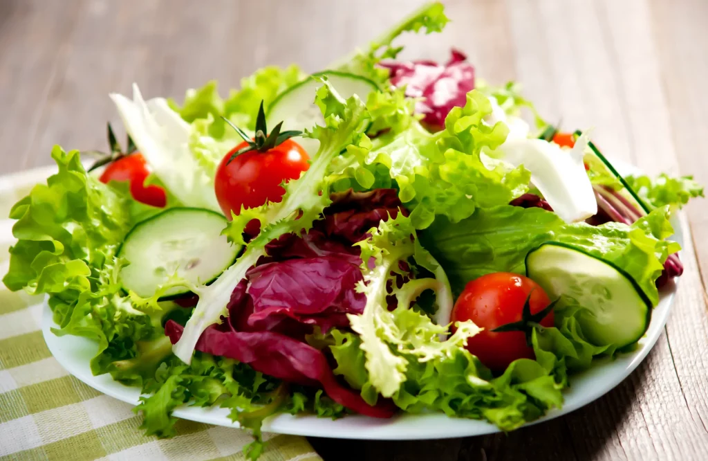 Ein bunter, frischer Salat mit verschiedenen Gemüsesorten in einer Schüssel.