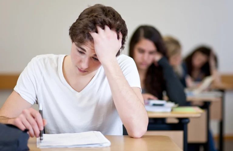Ein Auszubildender arbeitet konzentriert an seinen Aufgaben im Klassenzimmer.